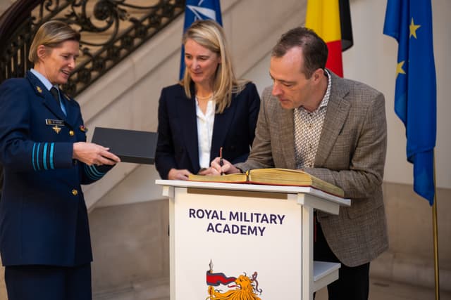 1764778596637-81766ba6-2ac2-45b6-976d-68c2313cf396