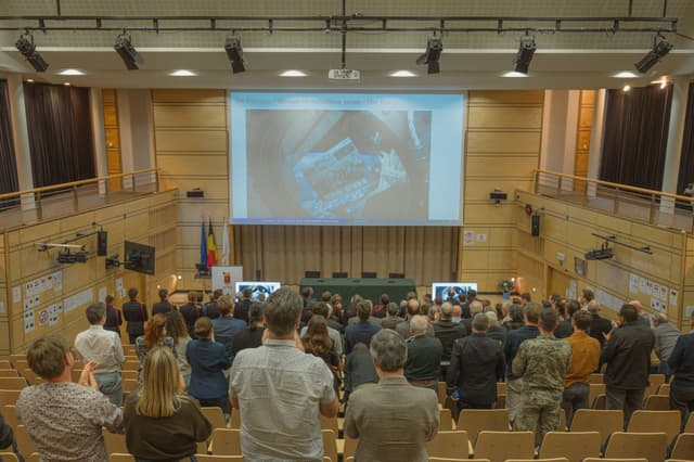 1765803297103-d014427d-d81b-45c9-b2fb-dbd703735ec1